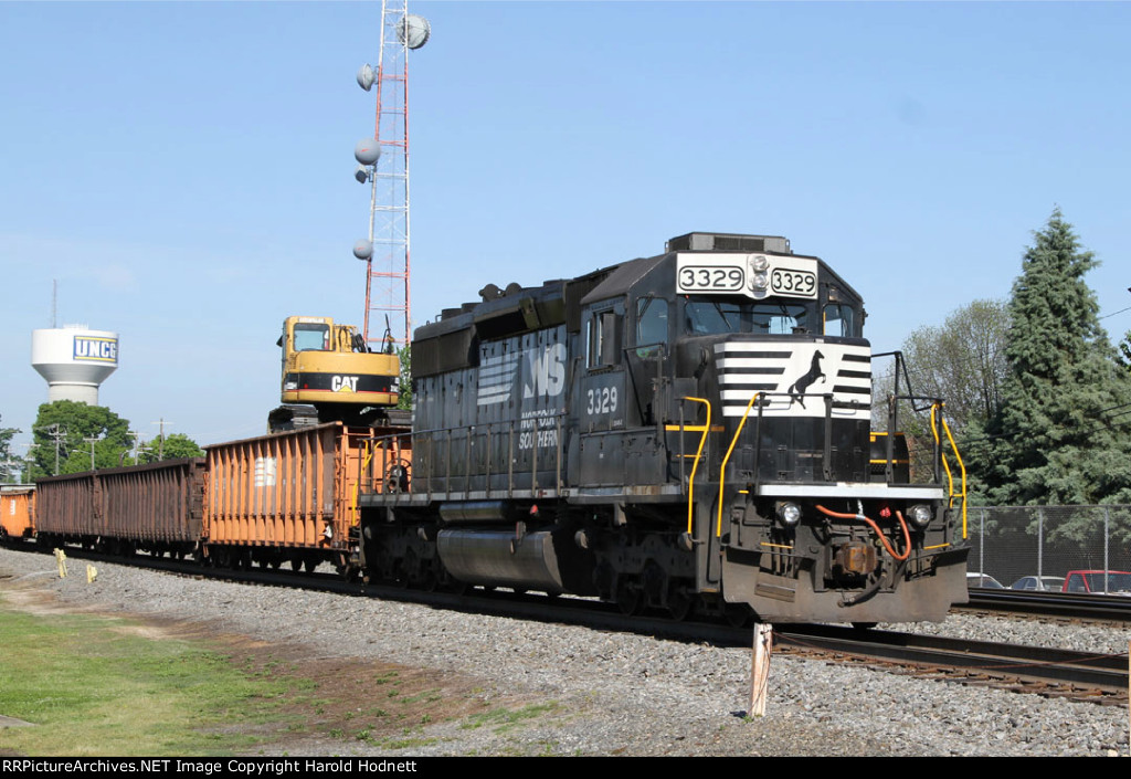 NS 3329 leads train 96Q down the lead towards Elm